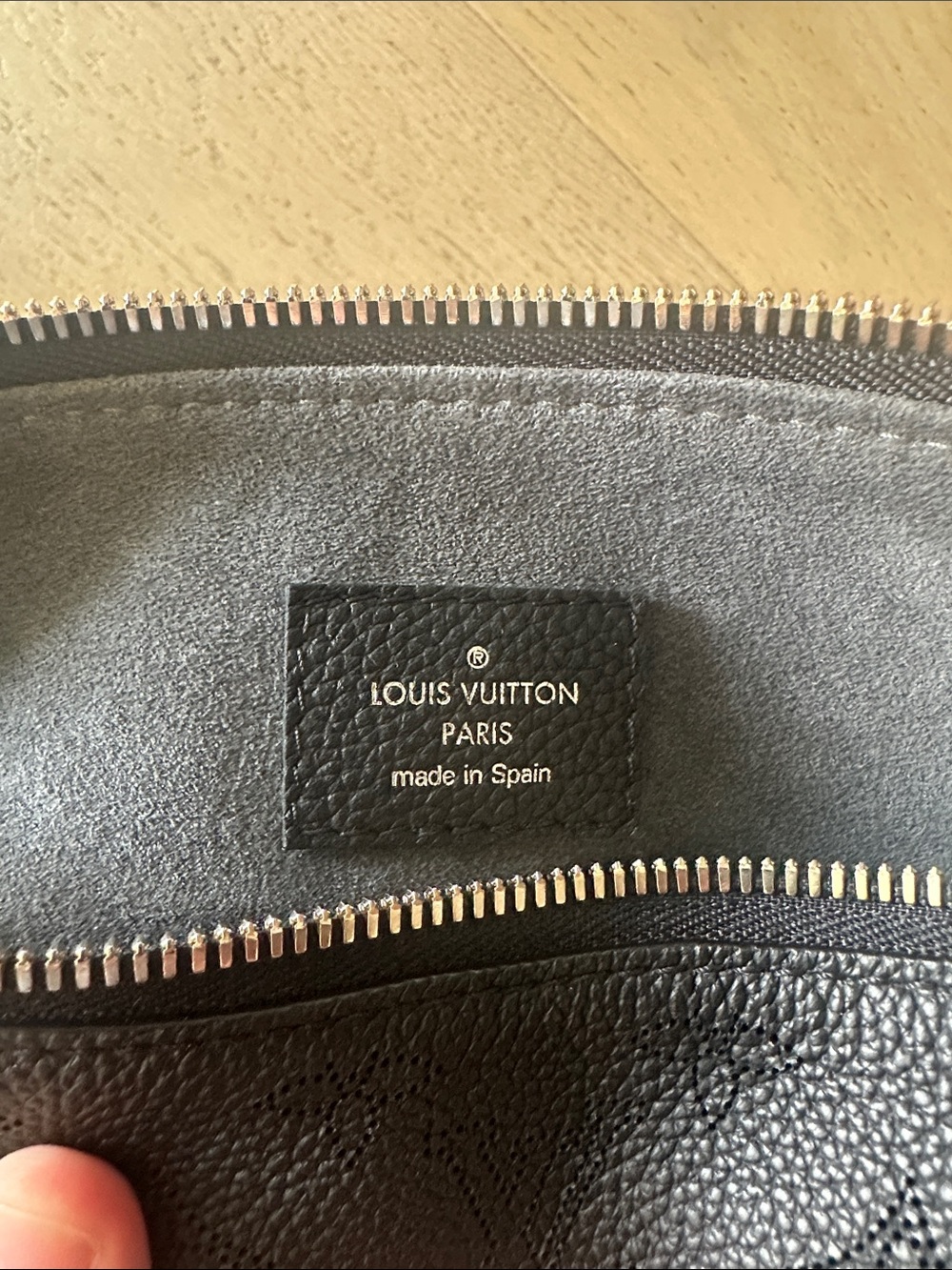 Louis Vuitton Beaubourg Hobo MM Black Mahina Leather w/ Braided-Handle - Picture 5 of 11